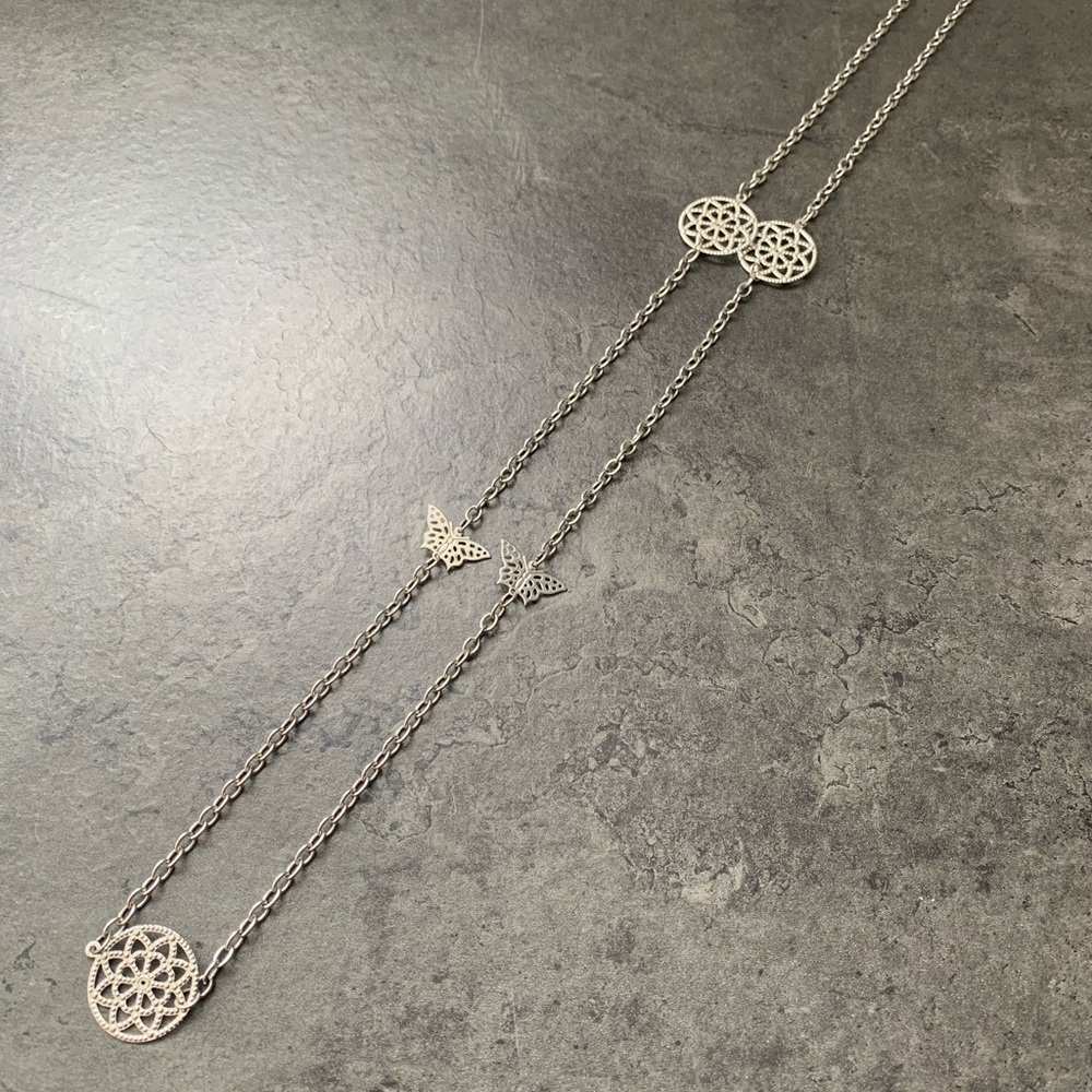 🦋Long silver toned necklace